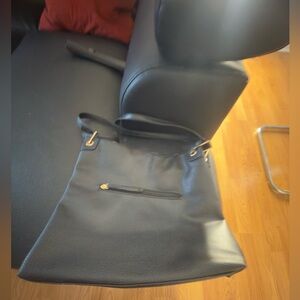 Sleek Black Shoulder Bag with Gold-Tone Trim bromind